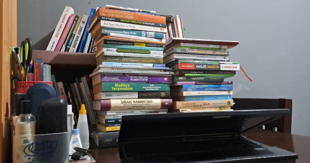 Menumpuk Buku, Sebuah Seni Membiasakan Baca dan Memunculkan Ide Menulis
